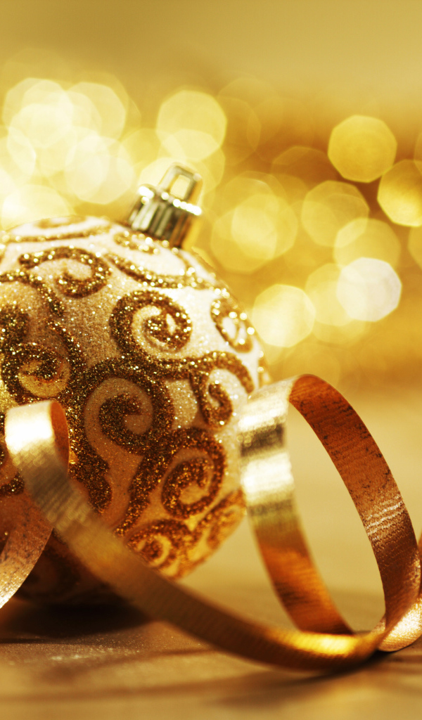 Золотой новогодний шарик