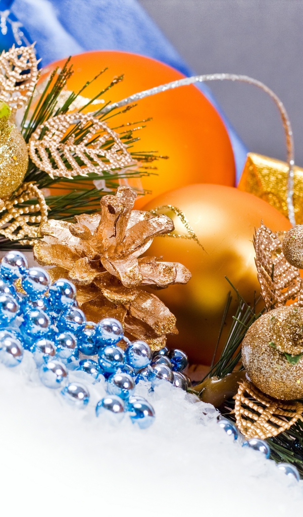 Золотые шары и шишки