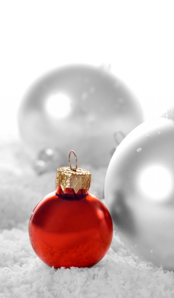 Новогодние игрушки в снегу