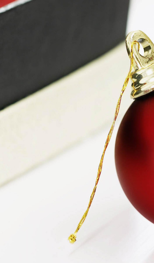 Красный шар для елки