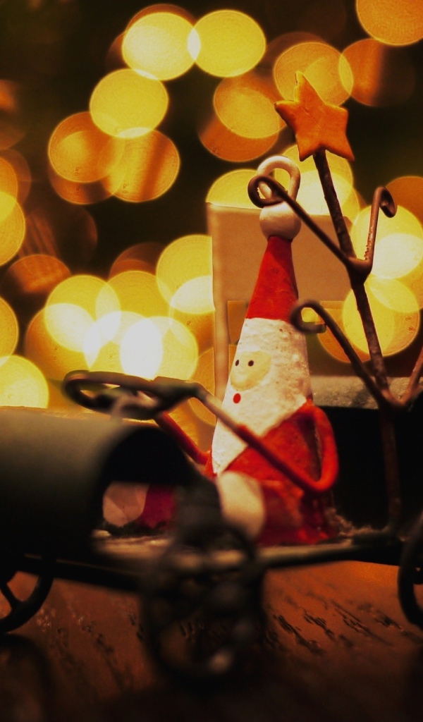 Игрушечный Дед Мороз