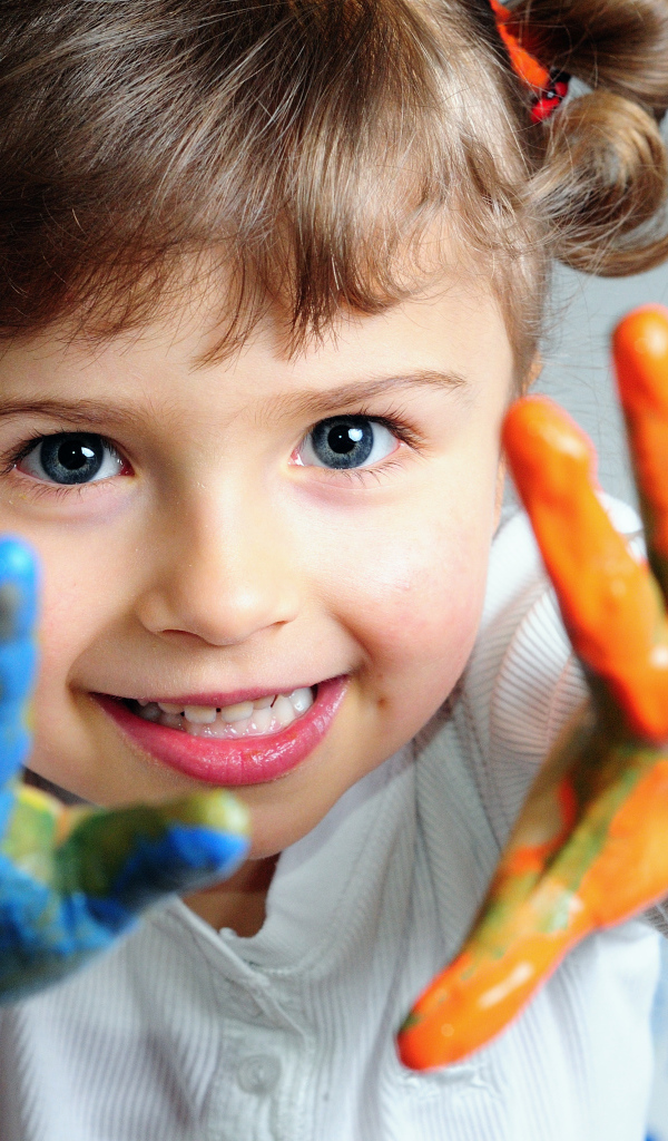 Ребенок с красками