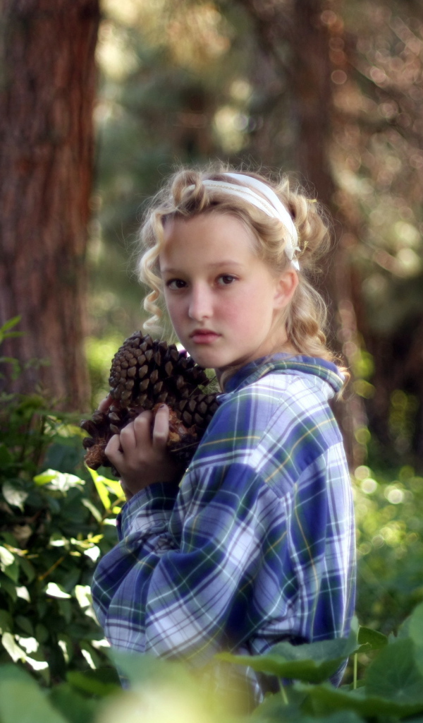 Девочка среди деревьев