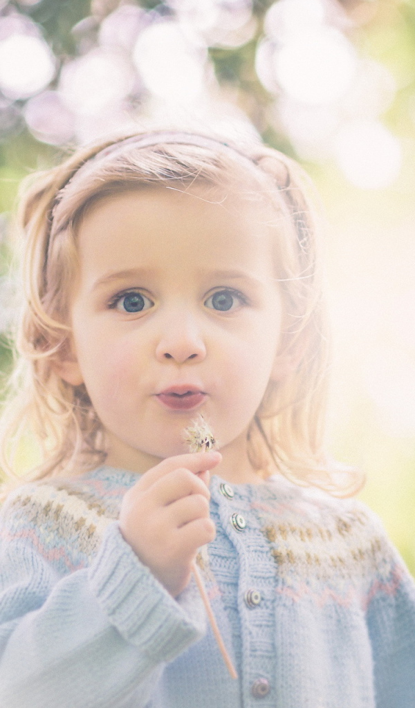 Девочка с одуванчиком