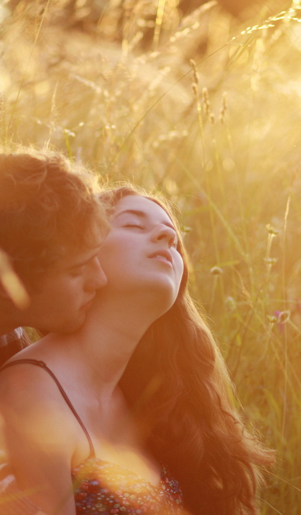 Влюбленная парочка в траве