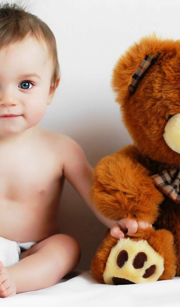 Малыш и игрушка