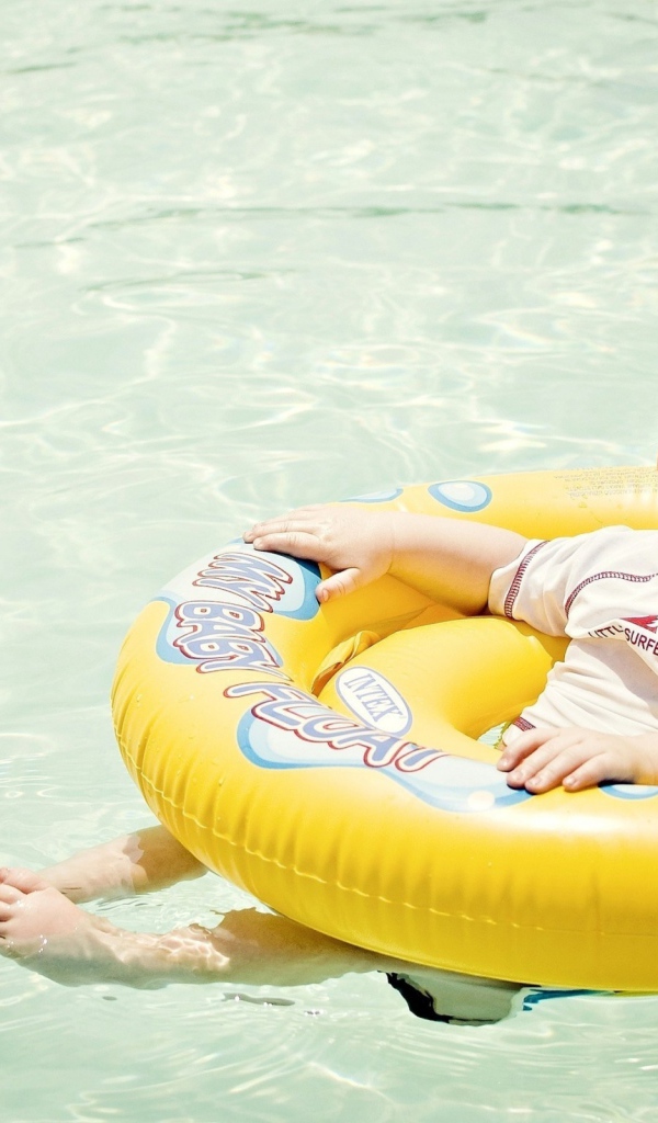 Малыш и надувной круг