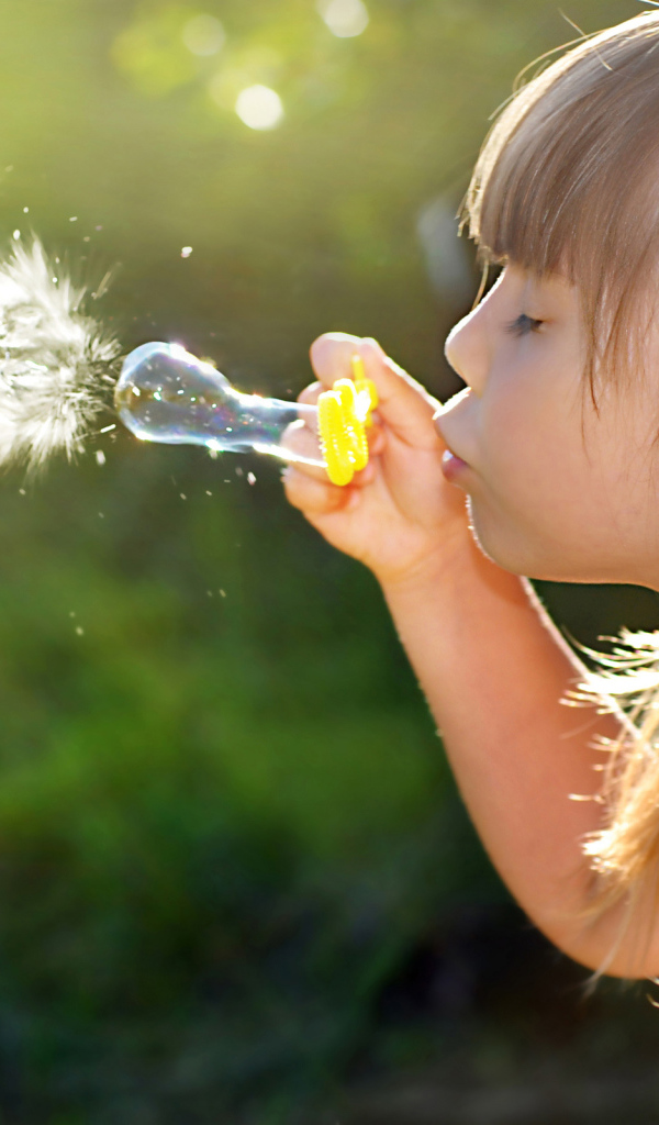 Девочка и мыльные пузыри