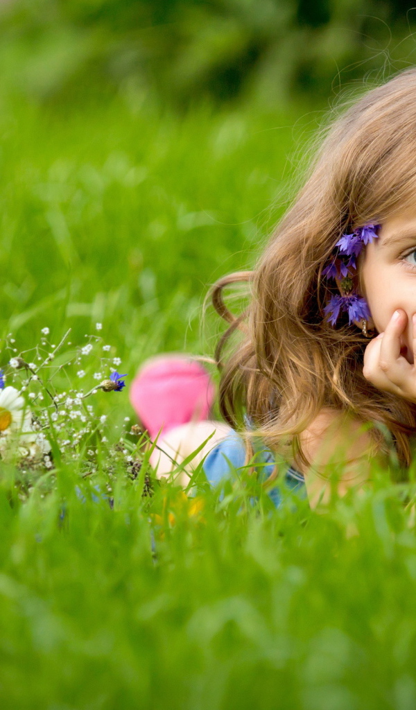 Девочка в траве