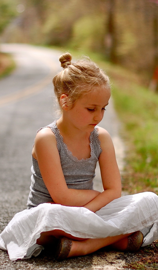 Девочка на дороге