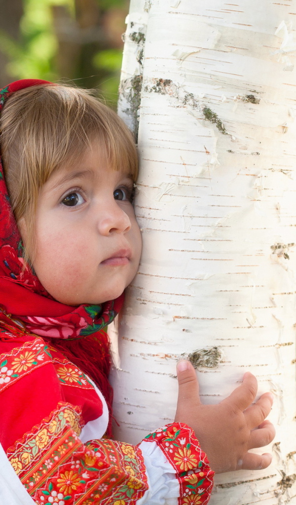 Девочка у березы