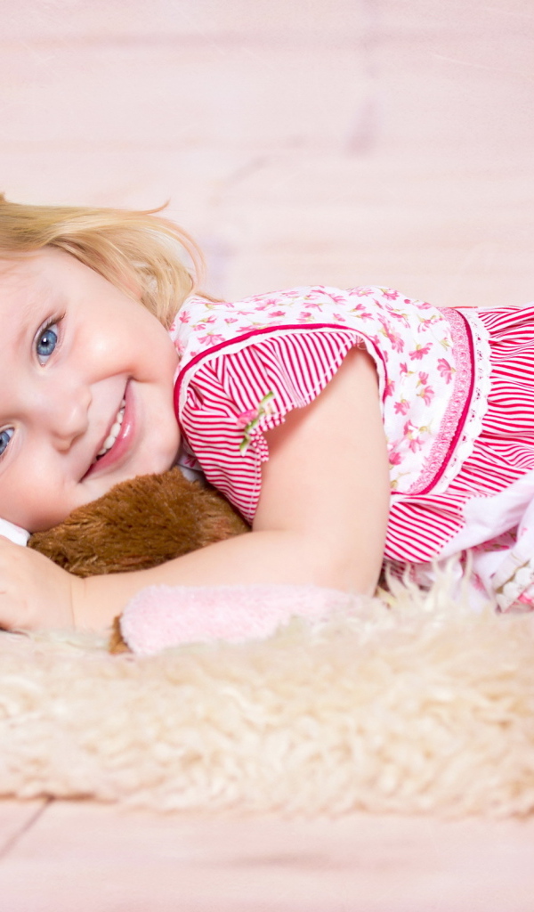 Девочка на полу