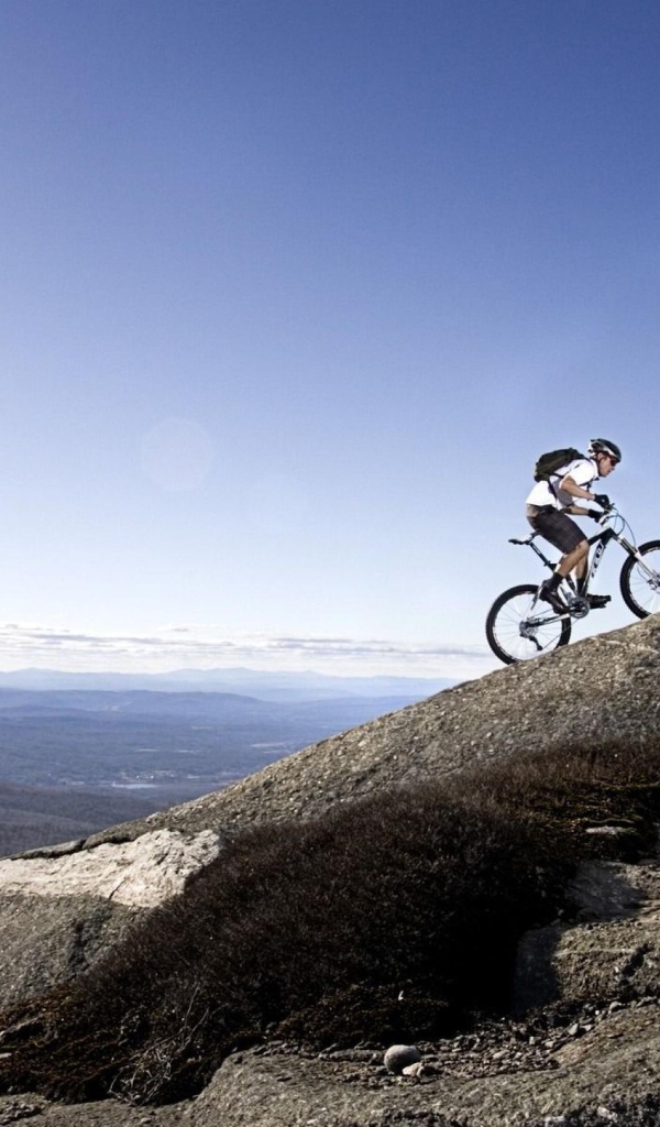 Велосипедист в горах