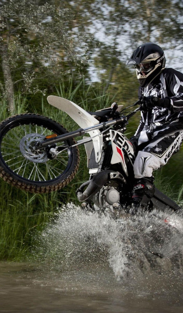 Мотоциклист в воде