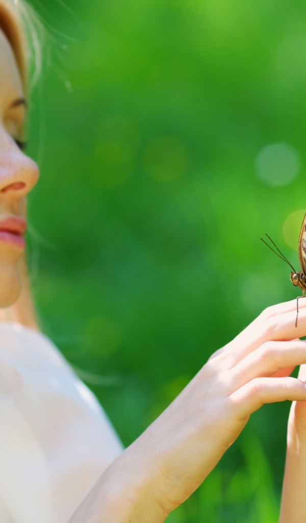 Бабочка сидит на руке