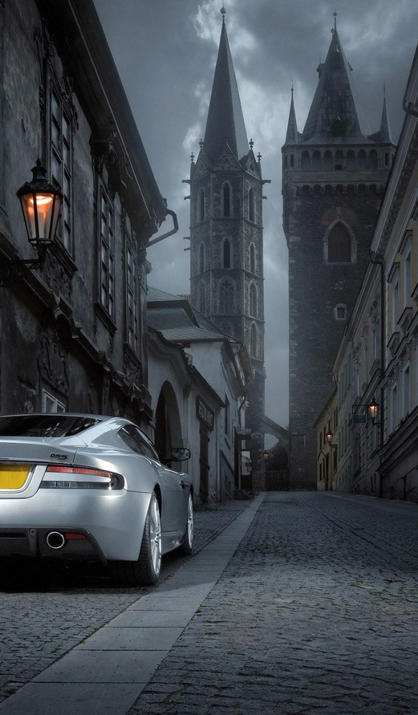 Современный автомобиль на старой улице