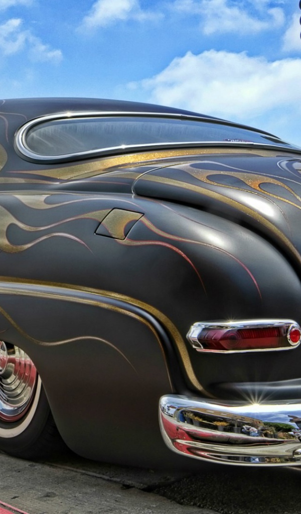 Разрисованный автомобиль на стоянке