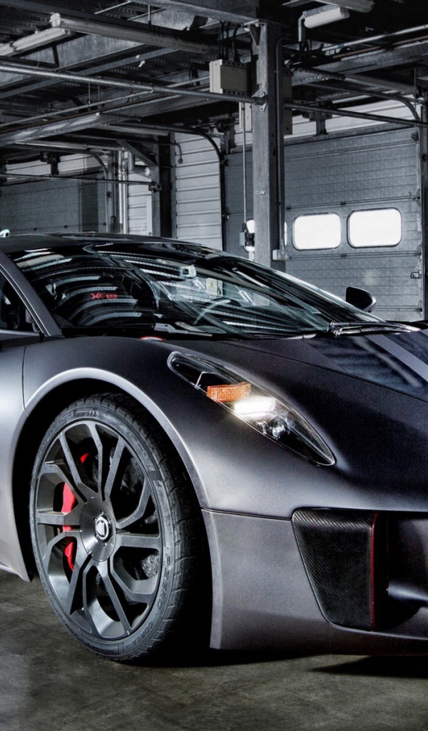 Спортивный автомобиль на стоянке