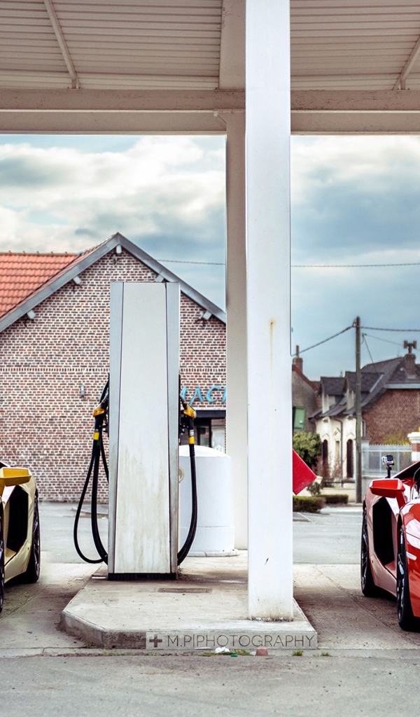 Два спорткара