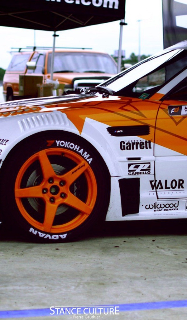 Автомобиль BMW готовится к гонкам