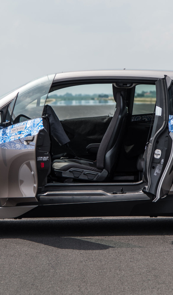 Прототип BMW i3 с открытыми дверями