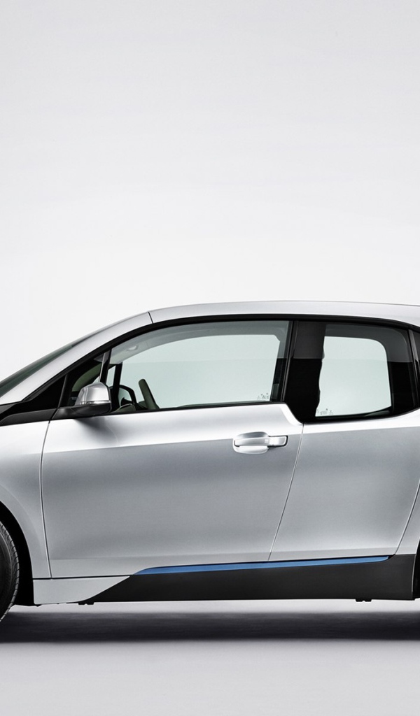 Серебряная BMW i3 со стороны