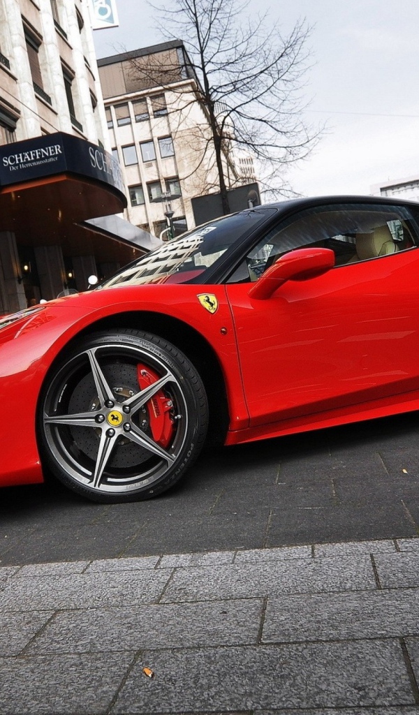 Феррари на улице