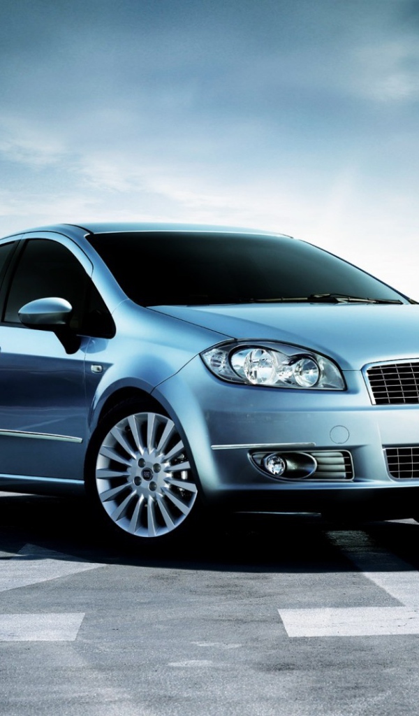 Автомобиль Фиат в голубом тоне