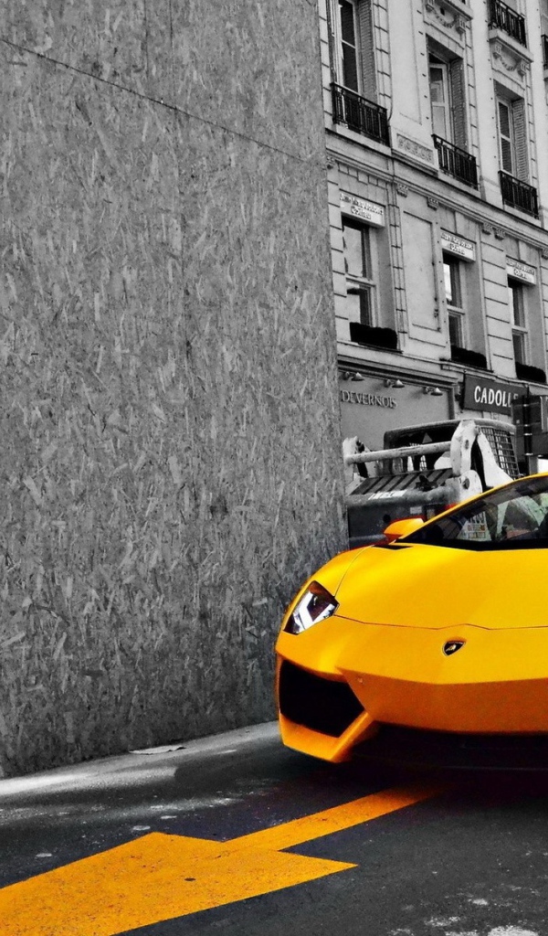 Желтый Lamborghini Aventador