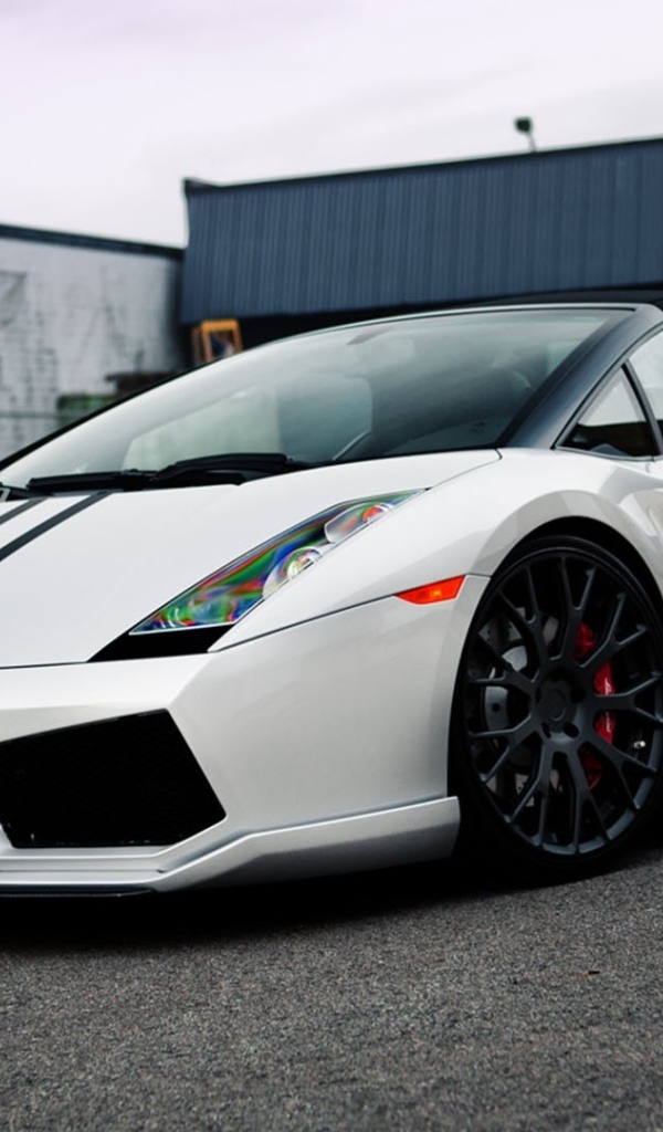 Белый автомобиль Ламборджини