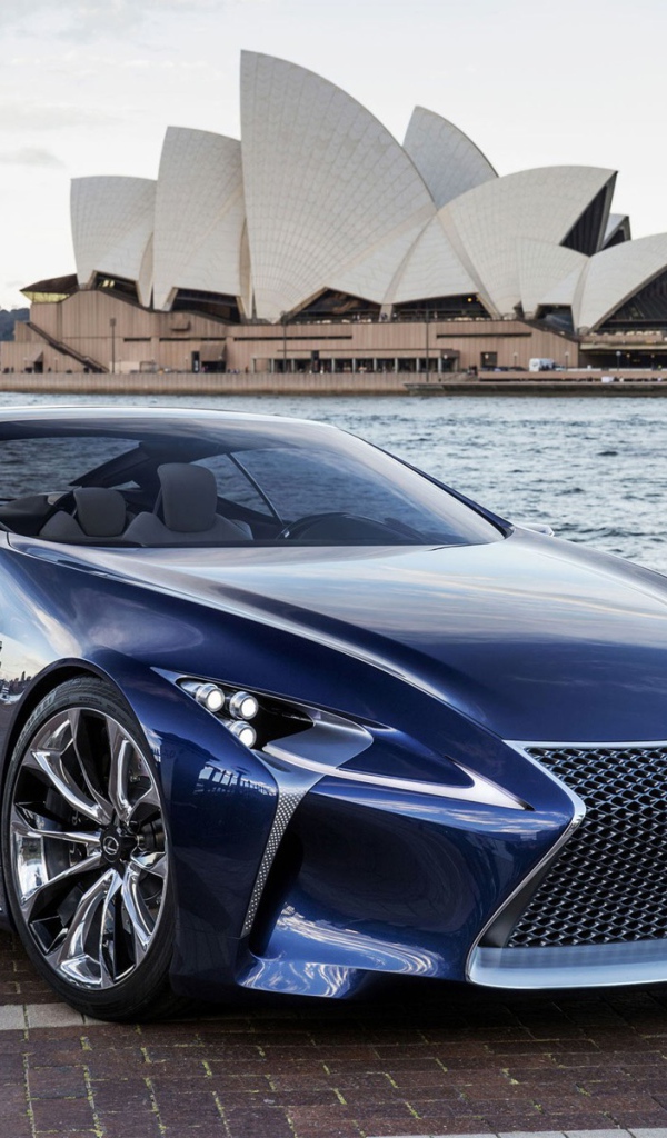 Синий Лексус у воды