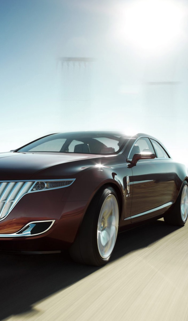 Автомобиль Линкольн в движении