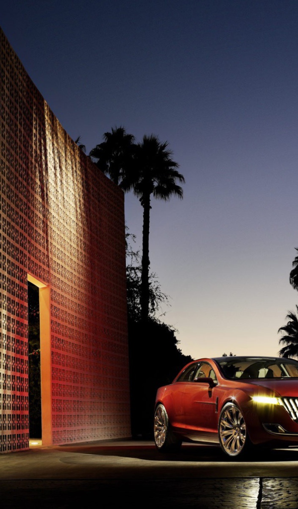 Автомобиль Линкольн в вечернем свете