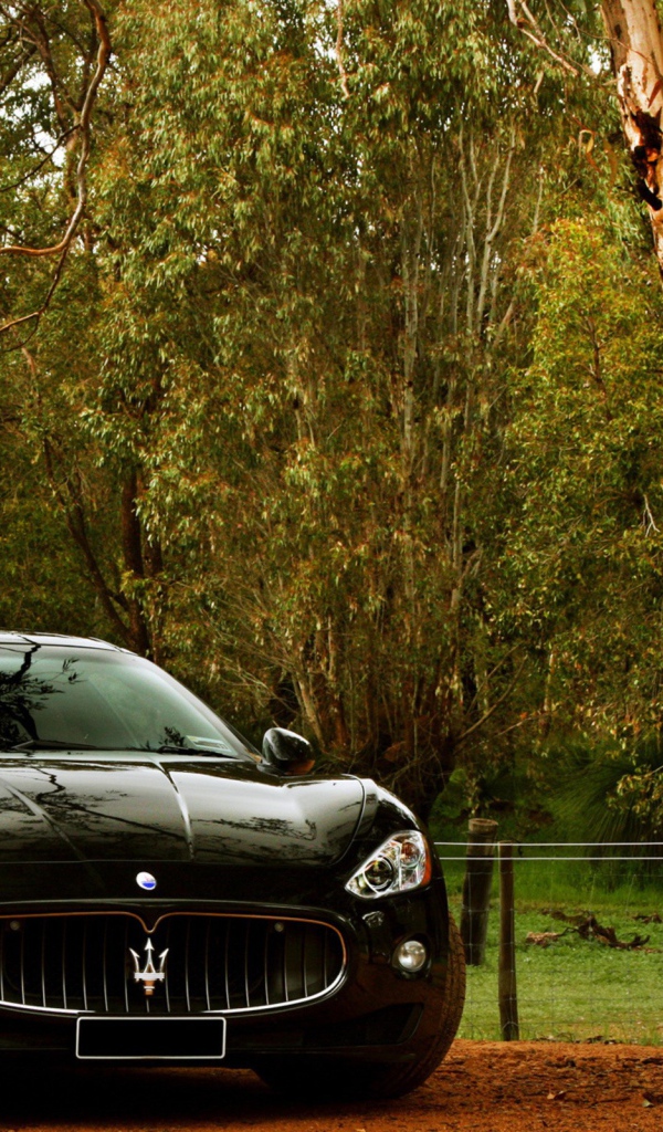 Черный автомобиль Мазерати