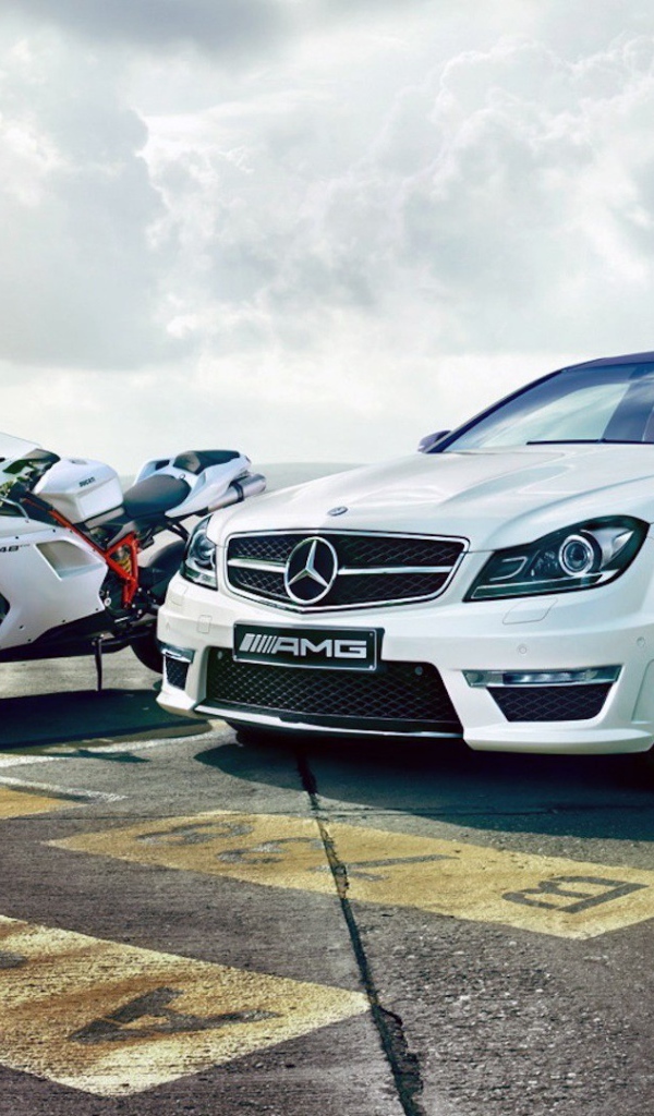 Мотоцикл Ducati 848 и Мерседес C63 AMG