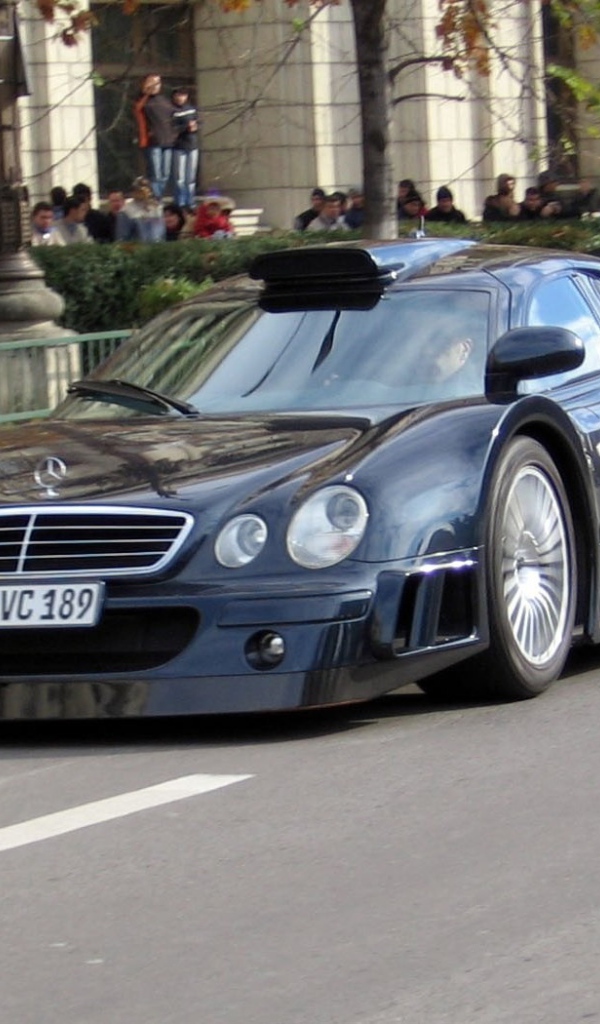 Мерседес-бенц гонка по улице города