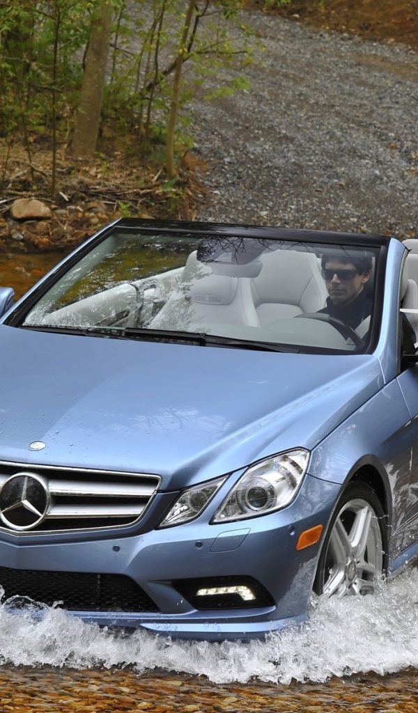 Мерседес едет через реку