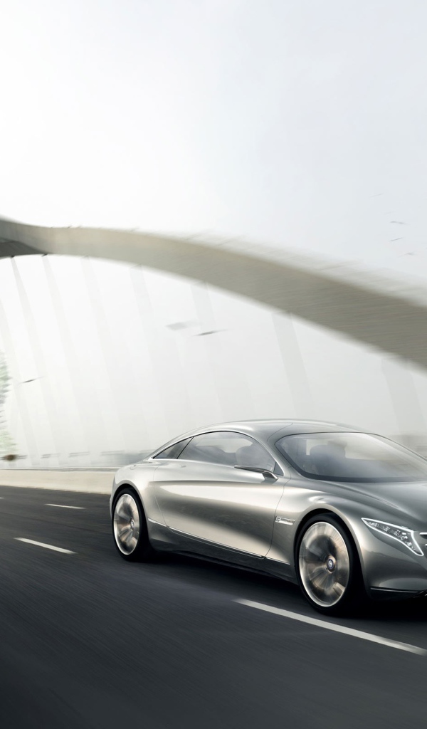 Мерседес едет по мосту