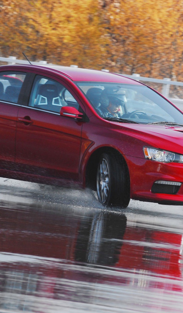 Митсубиси на мокрой дороге