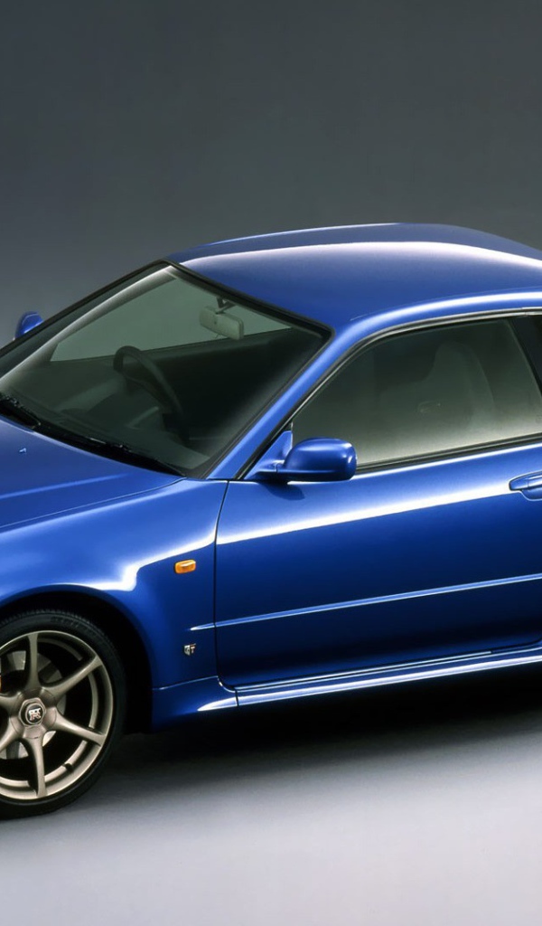 Голубой Ниссан GT-R