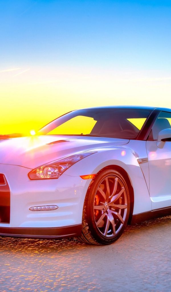 Белый Ниссан на закате