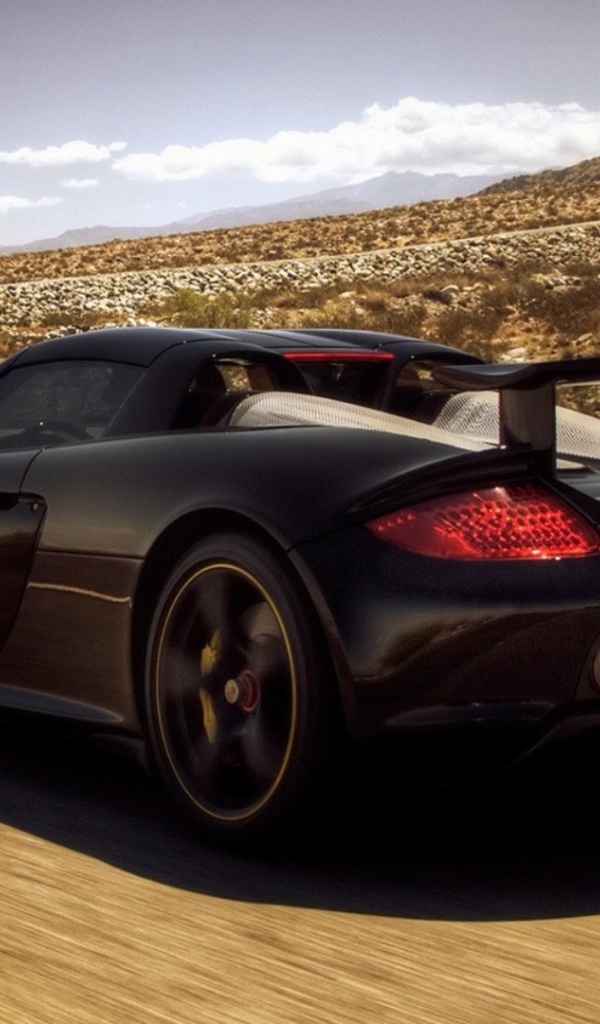 Черный автомобиль мчится по дороге