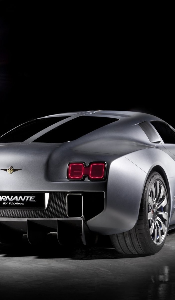 Серебристый автомобиль Gumpert