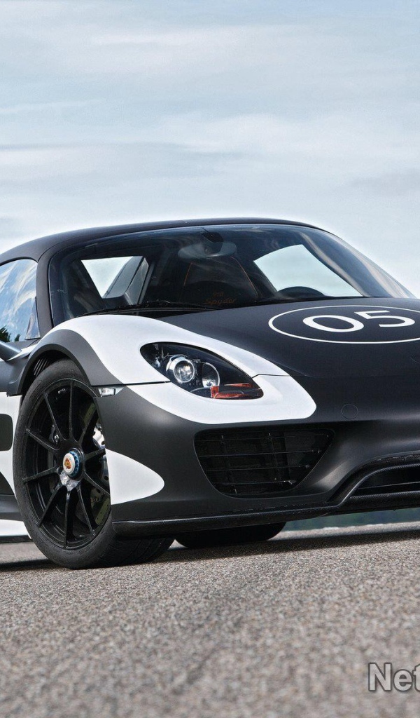 Спортивный автомобиль под номером 5