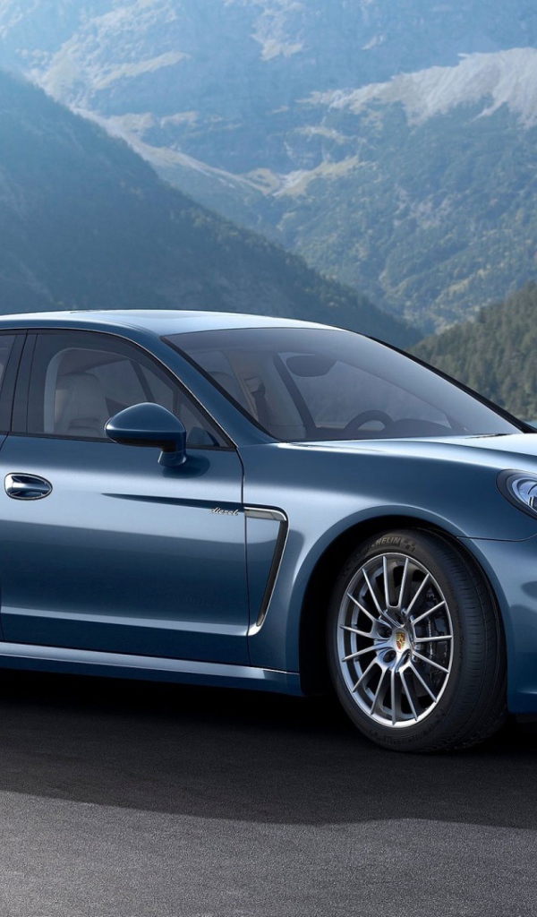 Синий Porsche Panamera Turbo S 2014 на дороге