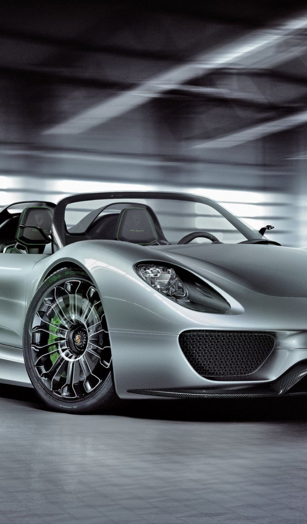 Серебристый Porsche 918 Spyder