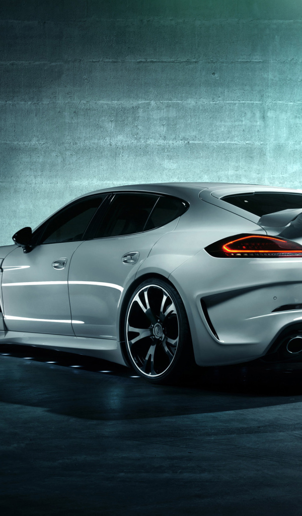 Белый Porsche Panamera Turbo S 2014 года в гараже