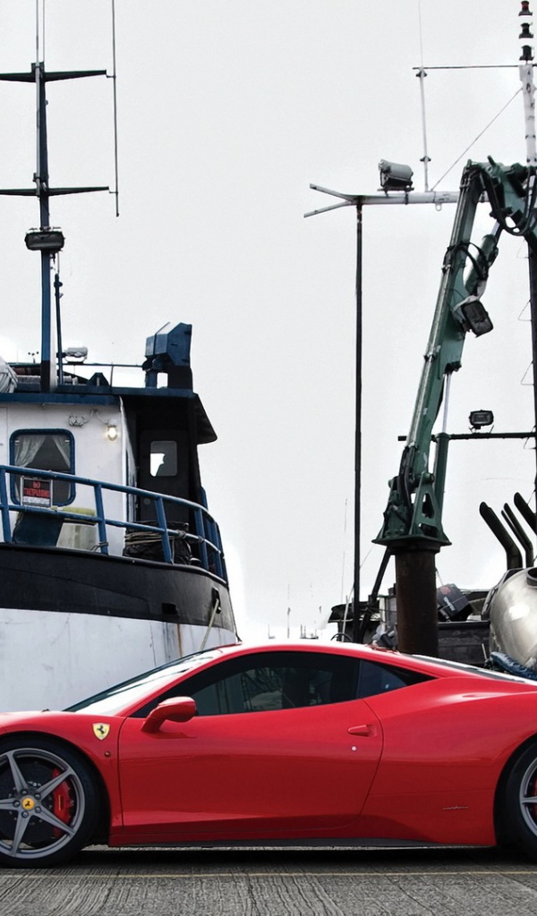 Красный автомобиль на пристани