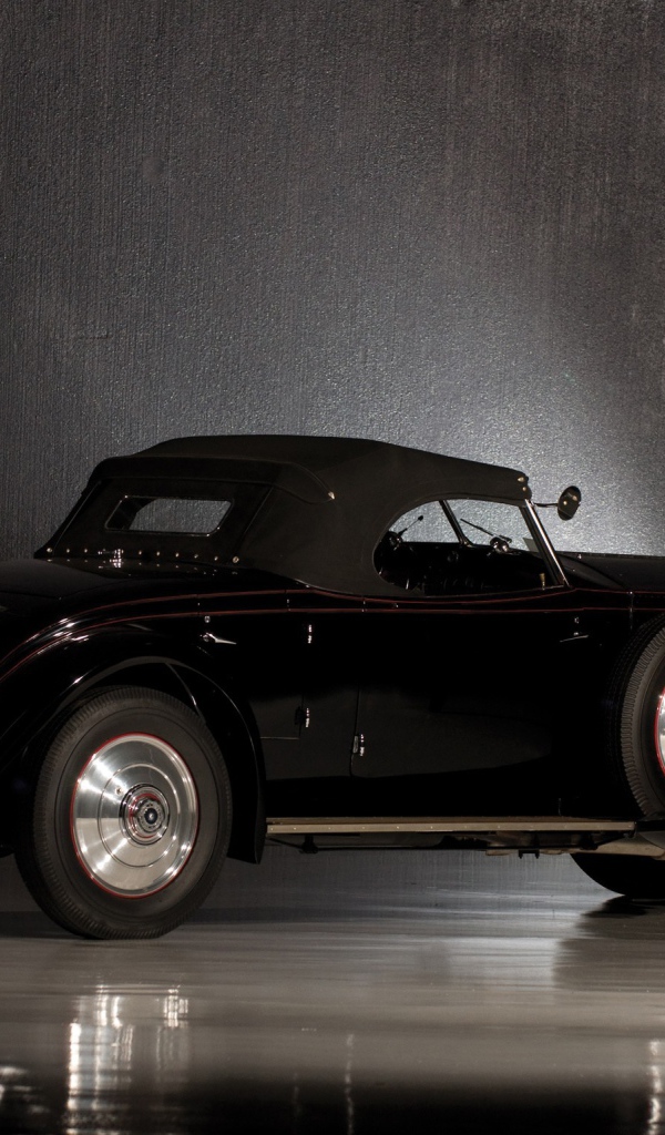 Черный ретро Роллс Ройс