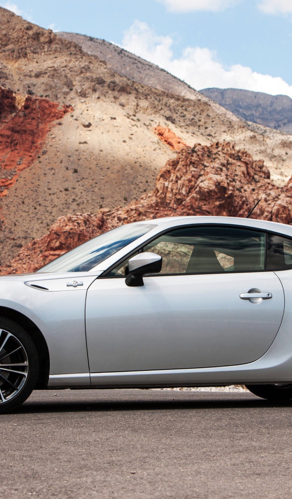 Белая Toyota scion